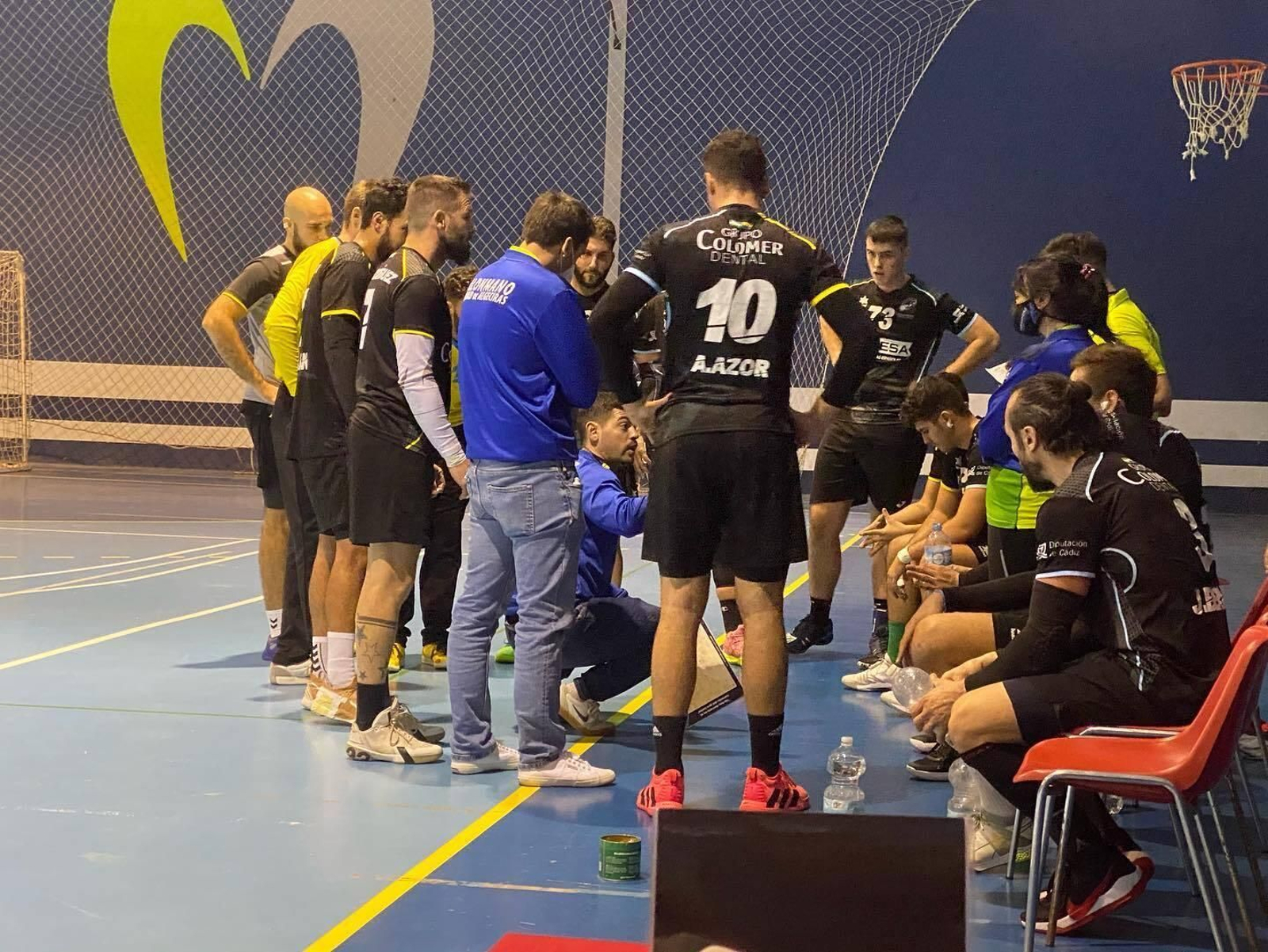 Alejandro Ledesma da instrucciones a sus jugadores, este sábado en Maracena