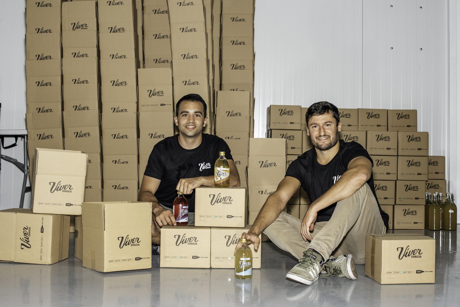 Fernando y Raúl (a la derecha de la foto), junto a un cargamento de su bebida Víver