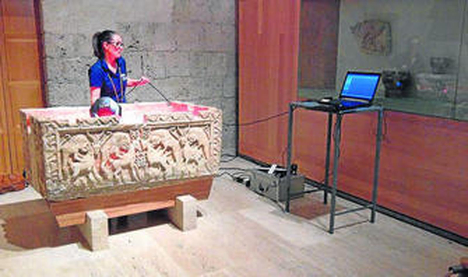 Sonia Flores durante el proceso de digitalización.