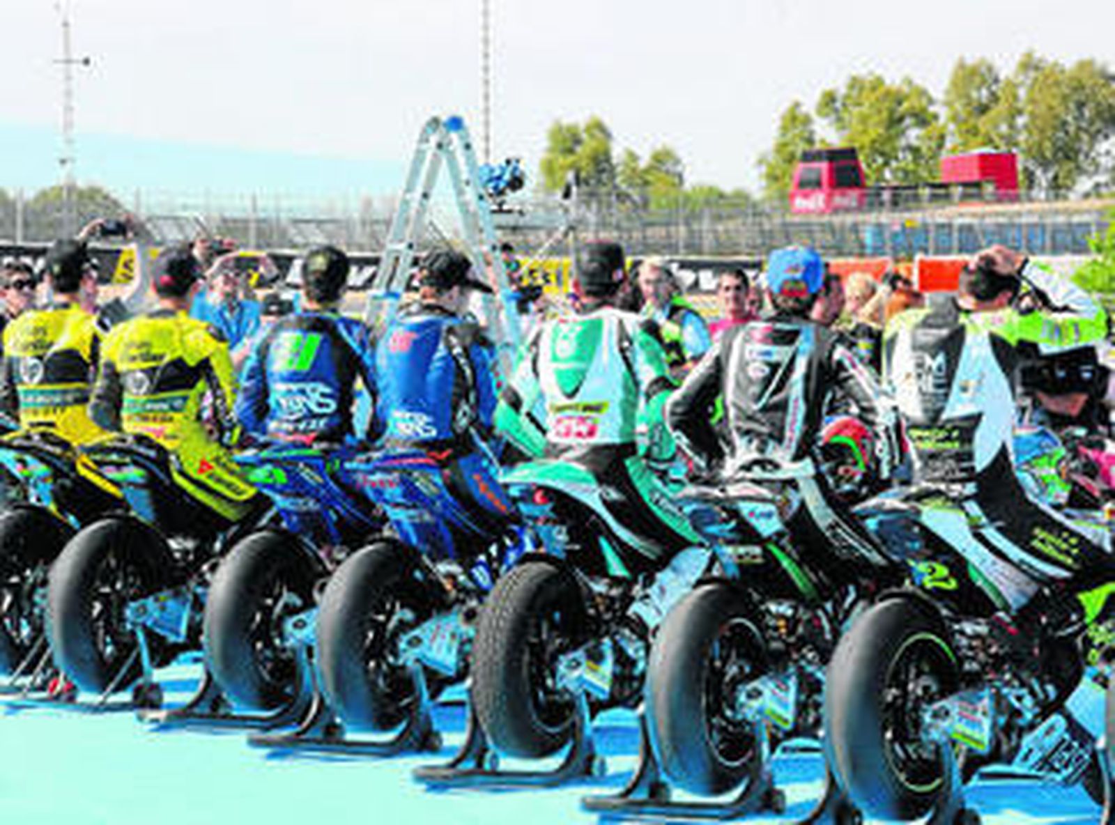Los pilotos de la categoría de Moto2 esperan en la recta de meta para hacerse la foto oficial.