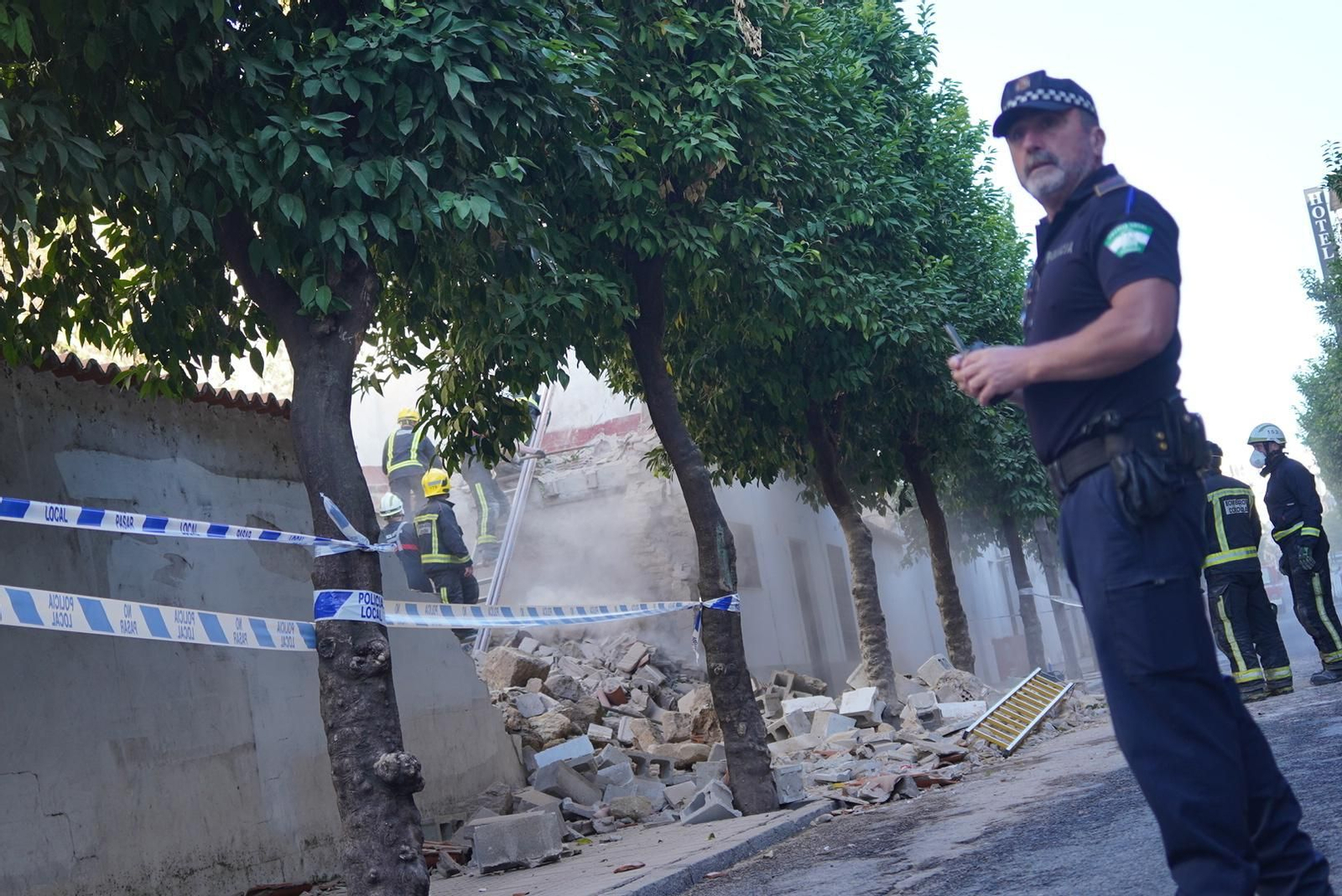 Los bomberos y la policía trabajan en el derrumbe de la calle San Fernando.