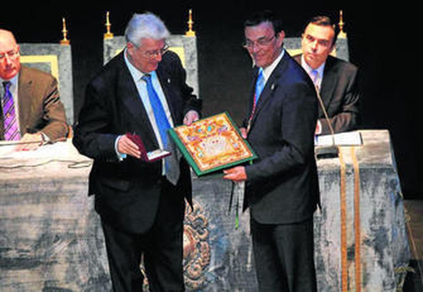 1. El presidente de la Diputación, Ignacio Caraballo, entregó a la publicación la Medalla de la Provincia, recogida por el actual director, Rafael López Ortega, el  15 de noviembre de 2013. 2. Primera portada, del 13 de febrero de 1915. 3. Edición digital de ayer. 4. Varias portadas de los años 80.