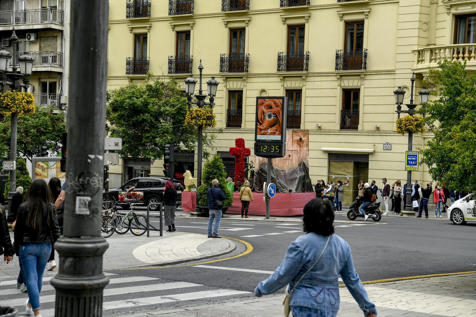 Fotos: el Día de la Cruz de Granada y su animada mañana