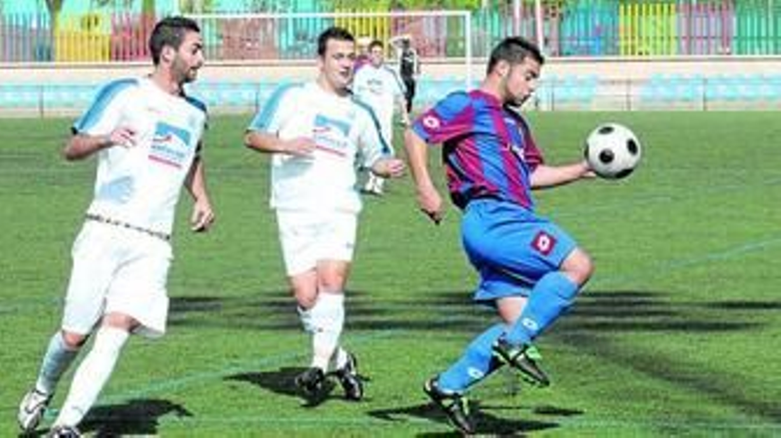 Un vándalo controla el esfércio en presencia de dos serranos.