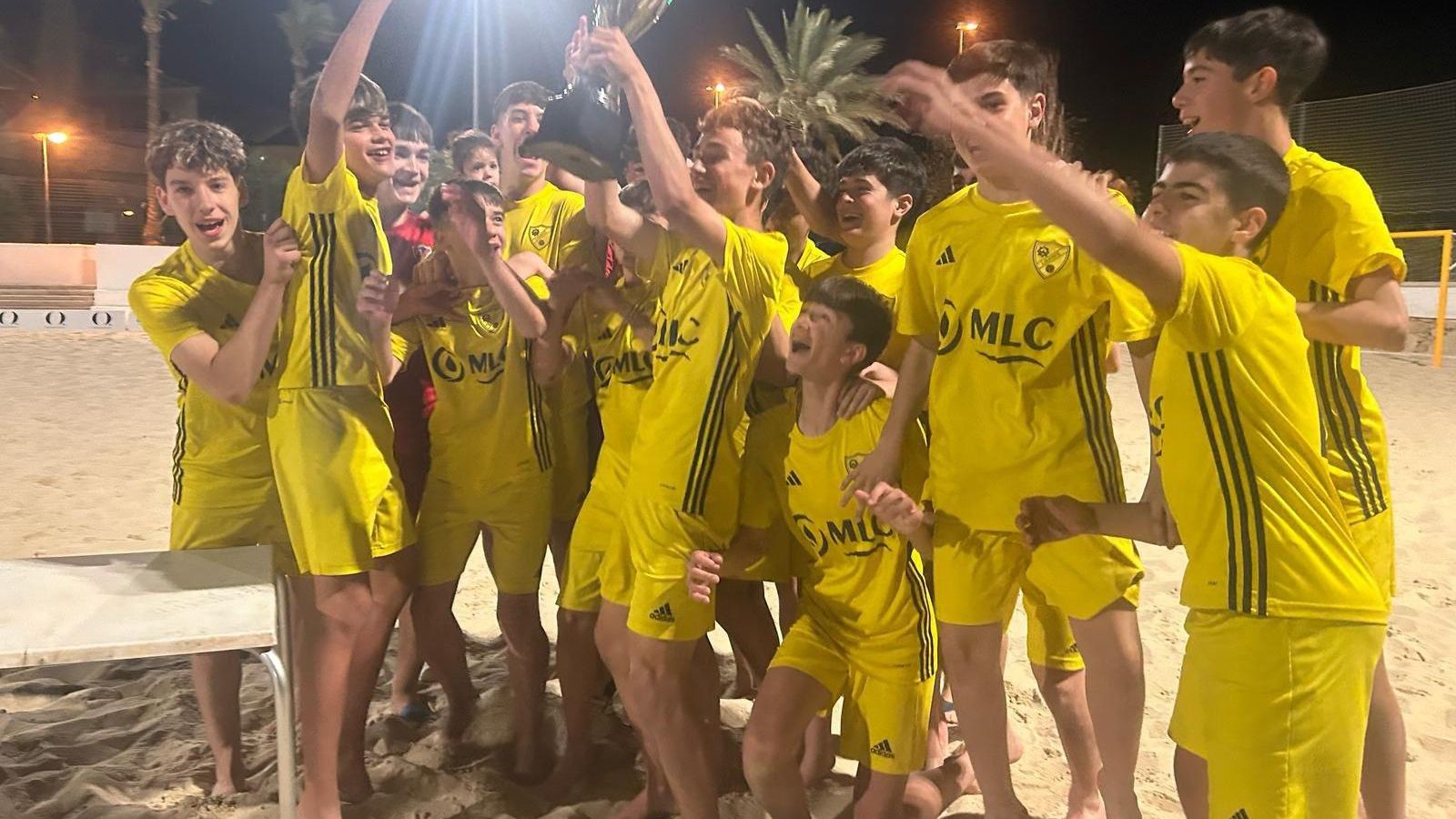 El Linares Deportivo levanta su trofeo de campeón en categoría infantil.