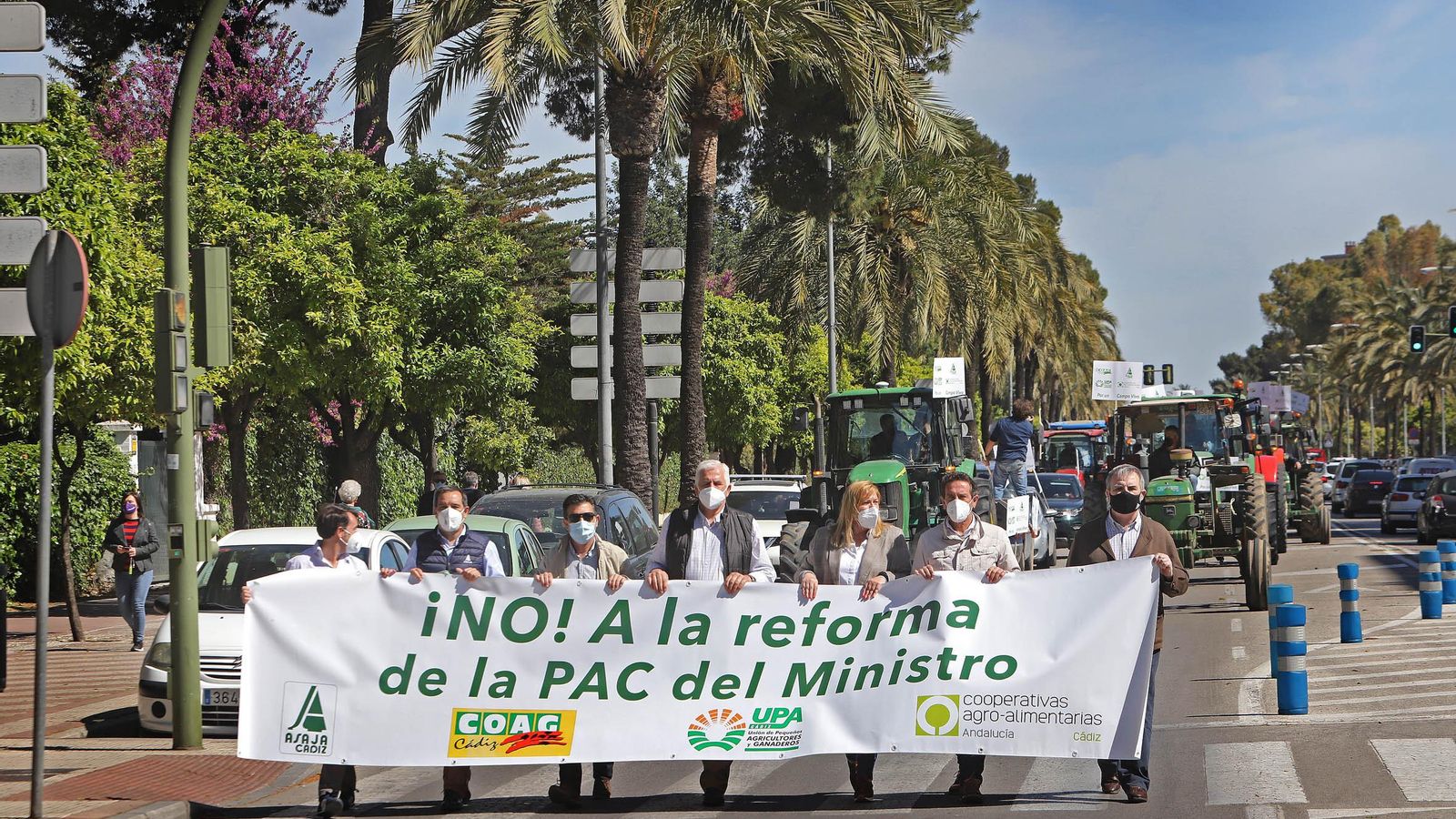 Los responsables de las organizaciones agrarias y cooperativas agroalimentarias en la cabecera de la protesta. Los responsables de las organizaciones agrarias y cooperativas agroalimentarias en la cabecera de la protesta.