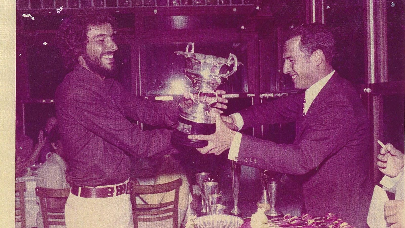 José Luis Llodra recibe un trofeo en el Campeonato Internacional de Tenis Serramar