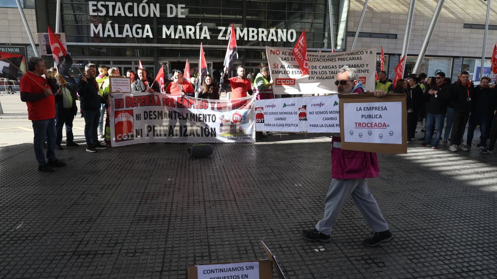 Manifestantes en la huelga convocada por la mejora de los servicios ferroviarios