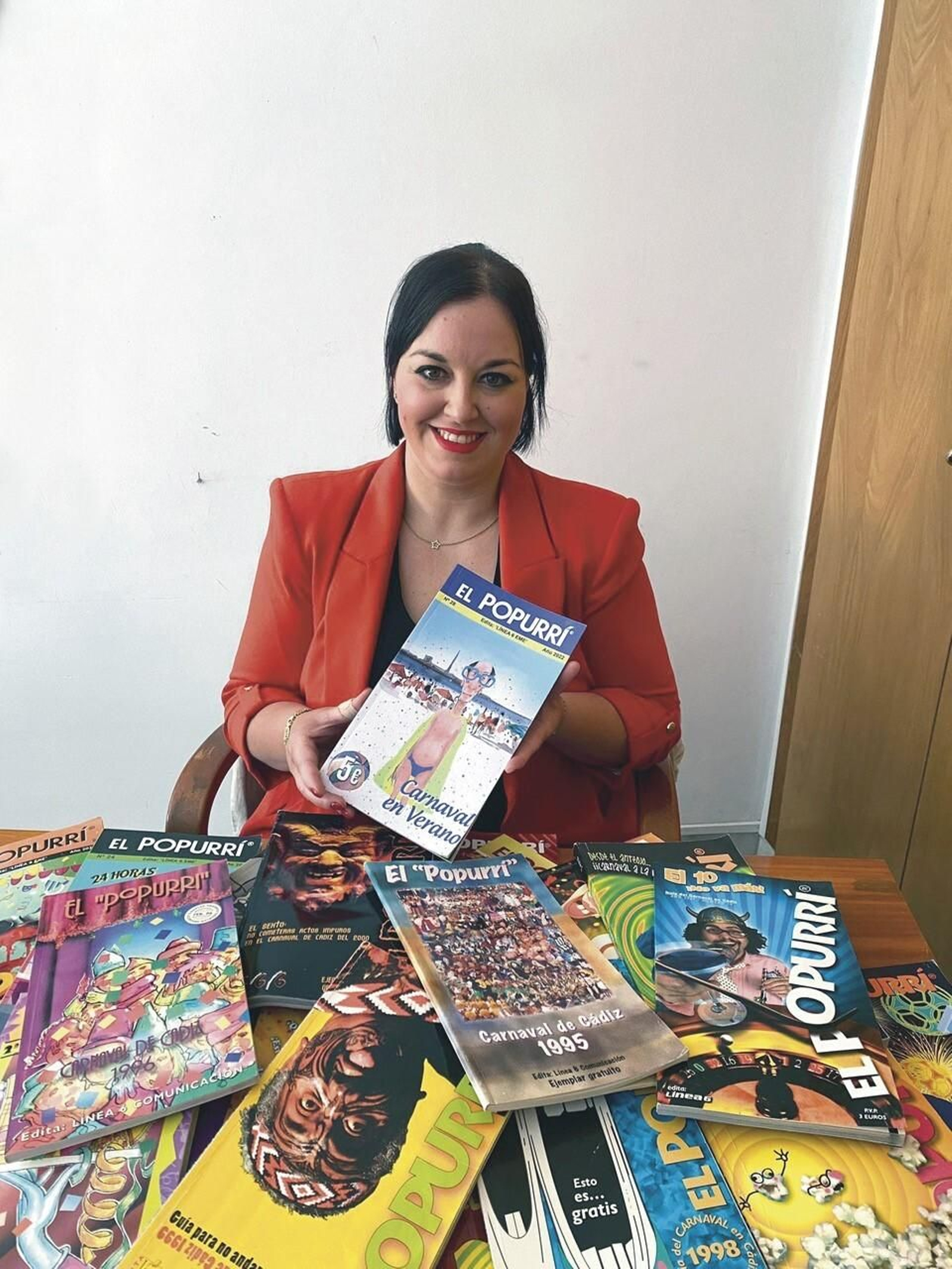 Elena Medina, gerente de Línea 6, con El Popurrí.