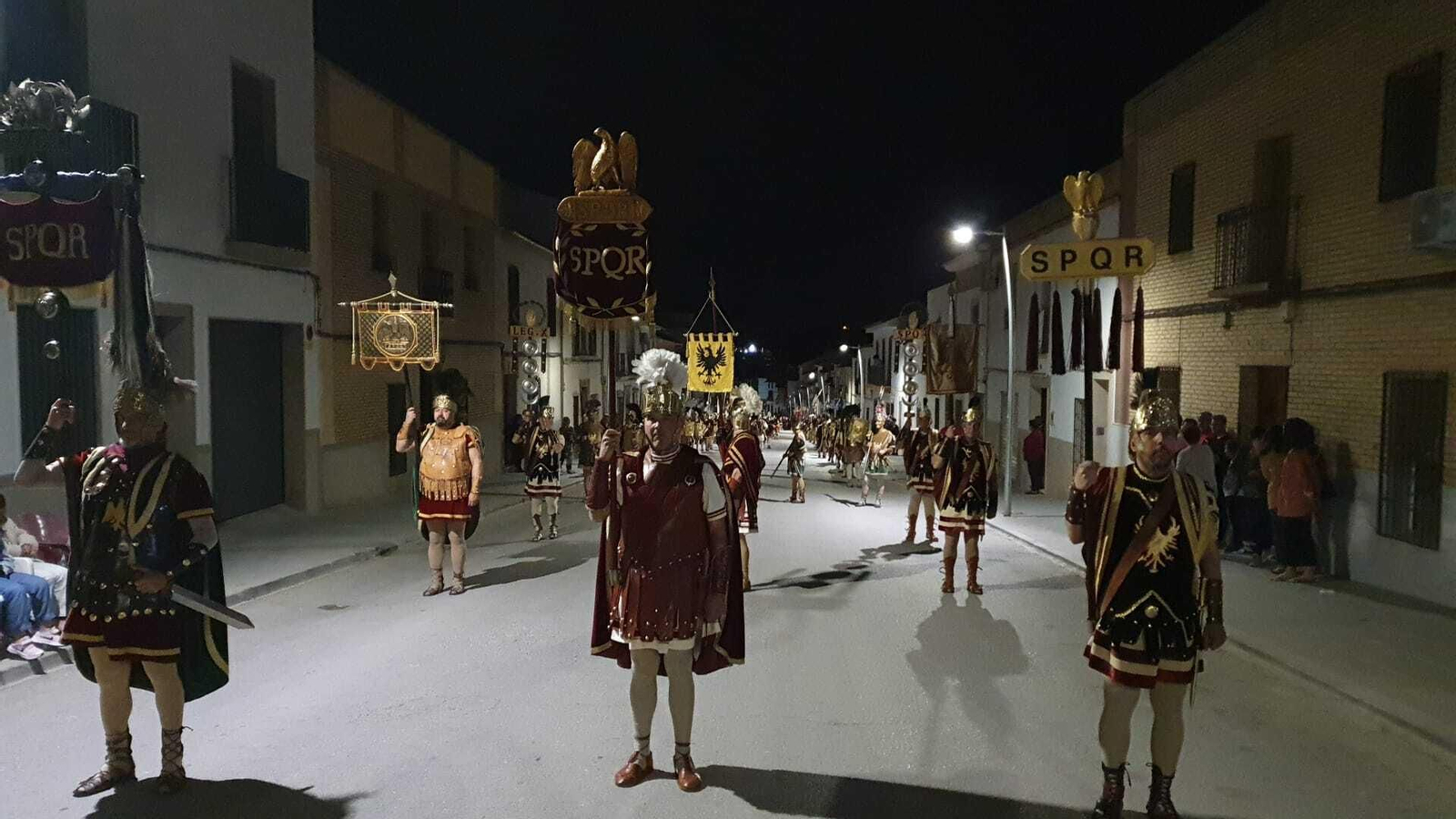 Lunes Santo en Castro del Río: La ofrenda floral de las escoltas romanas, en fotografías