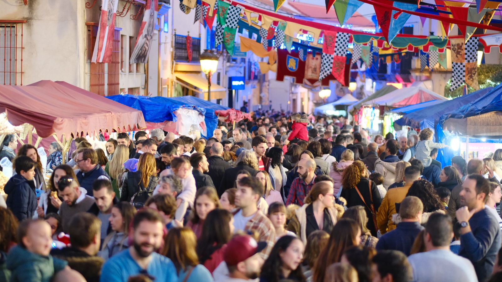 El público llenó el mercado medieval.
