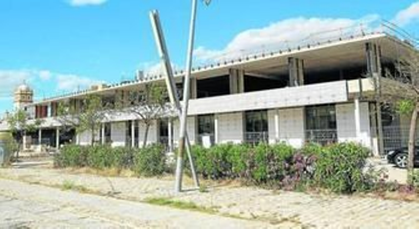 Vista exterior de la fachada del acuario que mira al río en el Muelle de las Delicias.