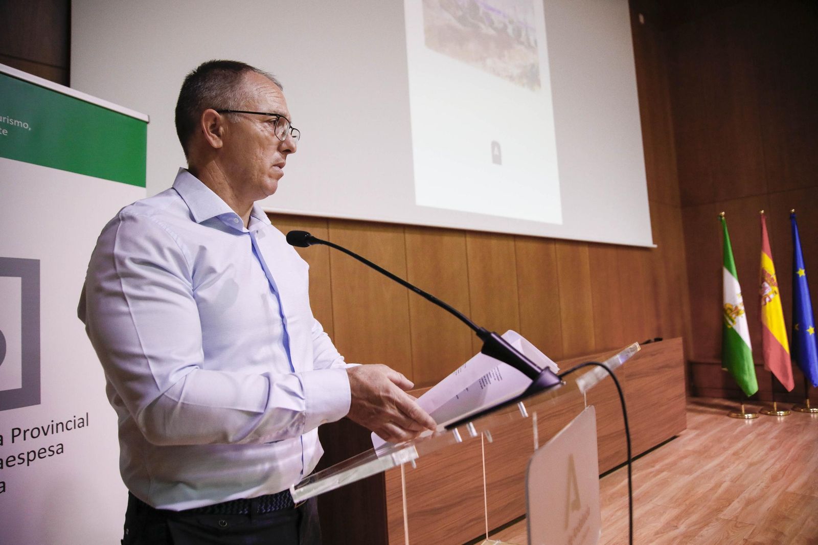 Las imágenes de la presentación del libro "Almería es poesía" en la biblioteca Villaespesa de la ciudad de Almería