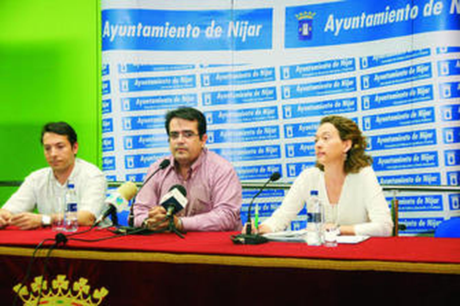 El alcalde de Níjar (centro), Antonio Jesús Rodríguez, presentó la iniciativa.