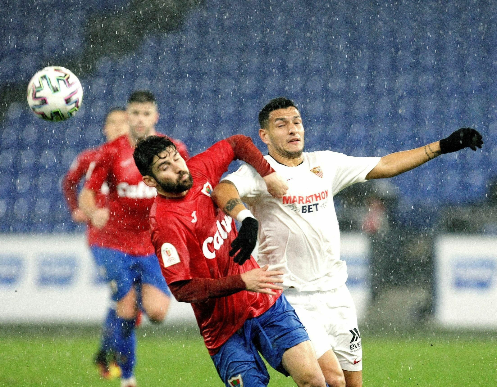 Rony Lopes forcejea con Aarón en el Bergantiños-Sevilla.