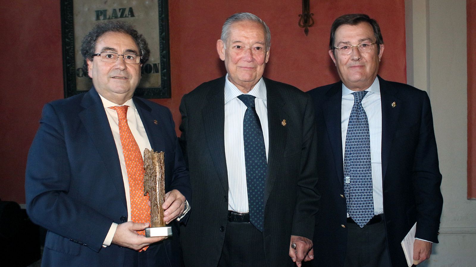 Sainz de la Maza junto a Manuel García y José Antonio Fernández Cabrero, tres hermanos mayores de la Macarena.