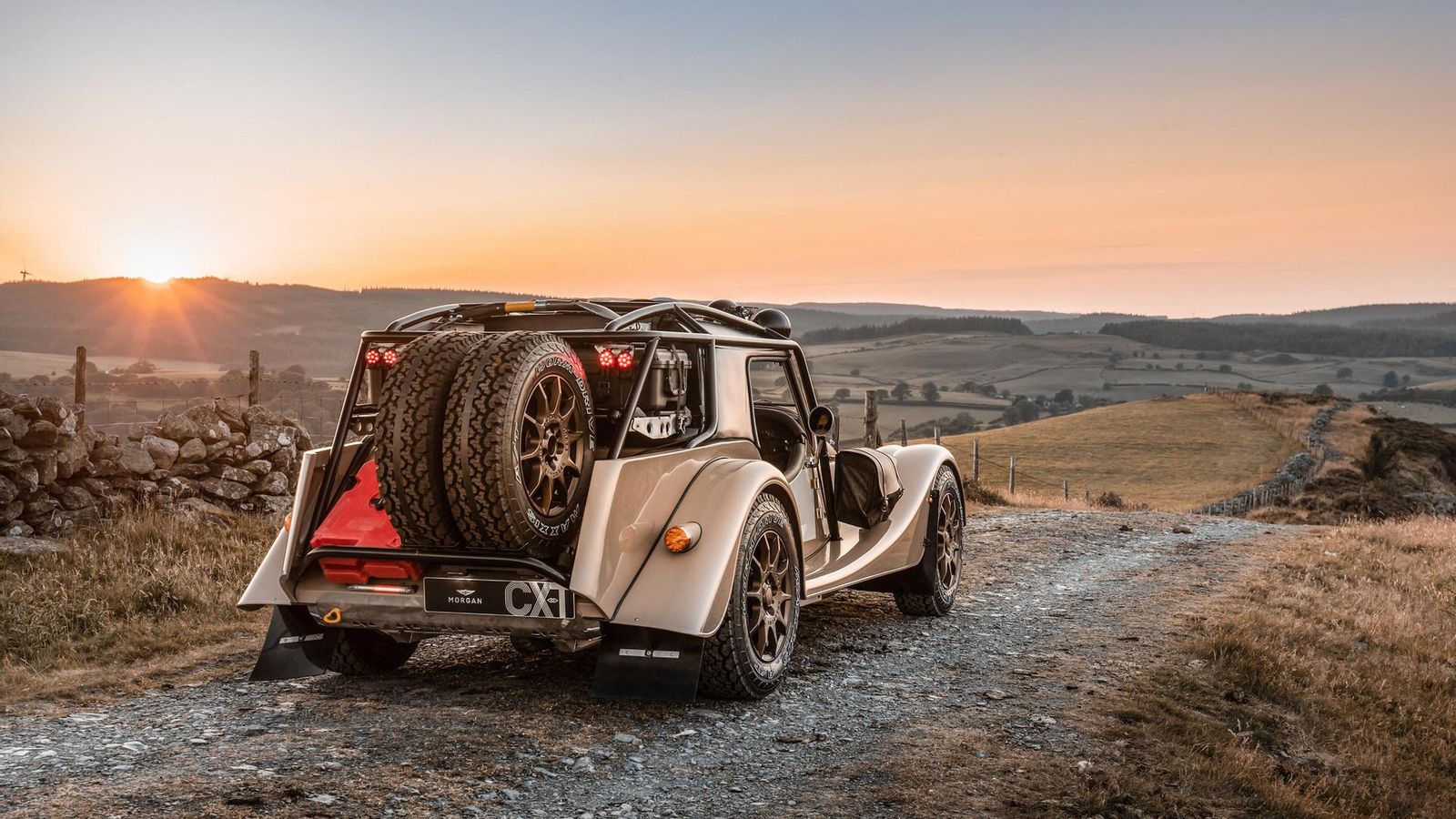 El Morgan se ha convertido en un coche para la aventura, equipado con todo lo necesario para progresar fuera del asfalto con facilidad.
