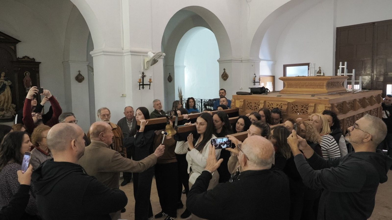 Primera ‘levantá’ del paso de Nuestra Señora del Rosario.