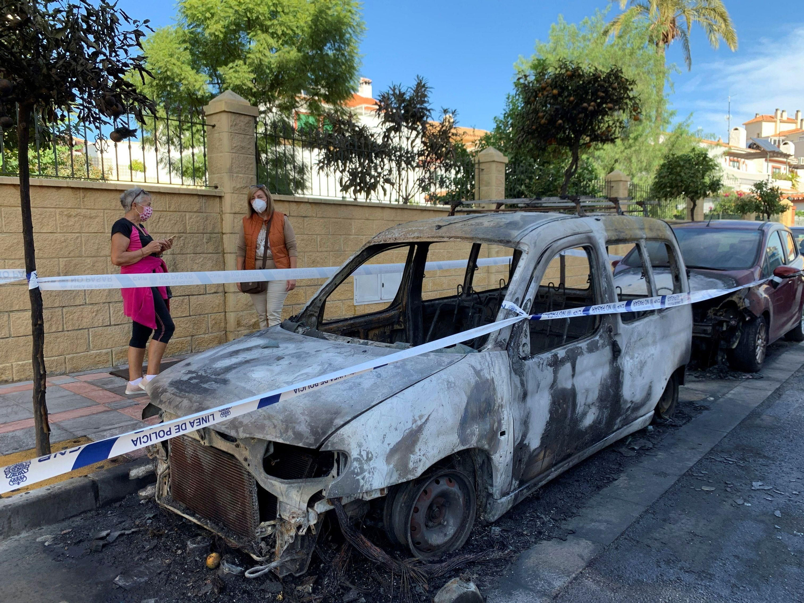 Uno de los vehículos incendiados en Fuengirola.