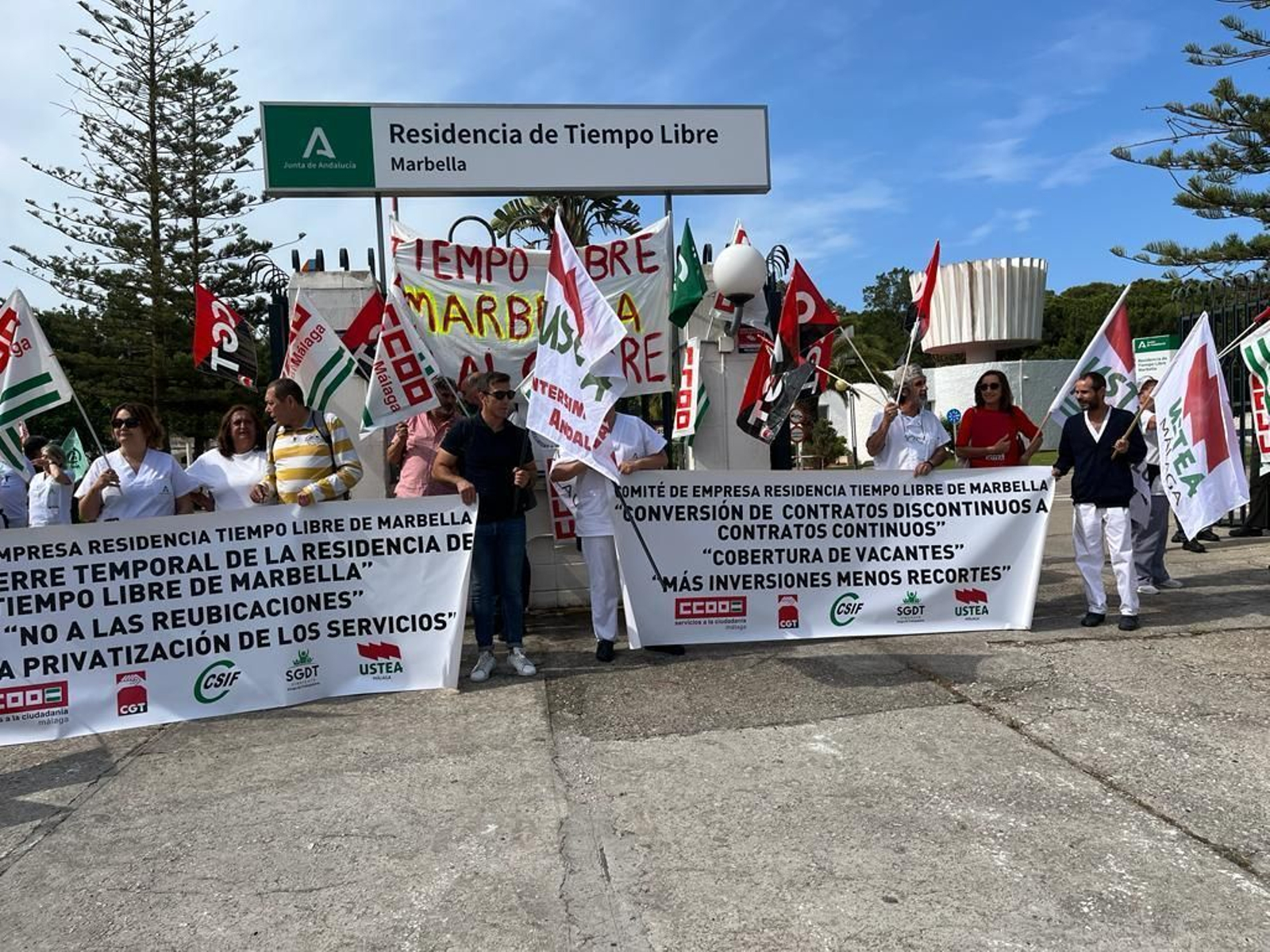 La concentración celebrada este viernes por la plantilla de la Residencia de Tiempo Libre de Marbella.
