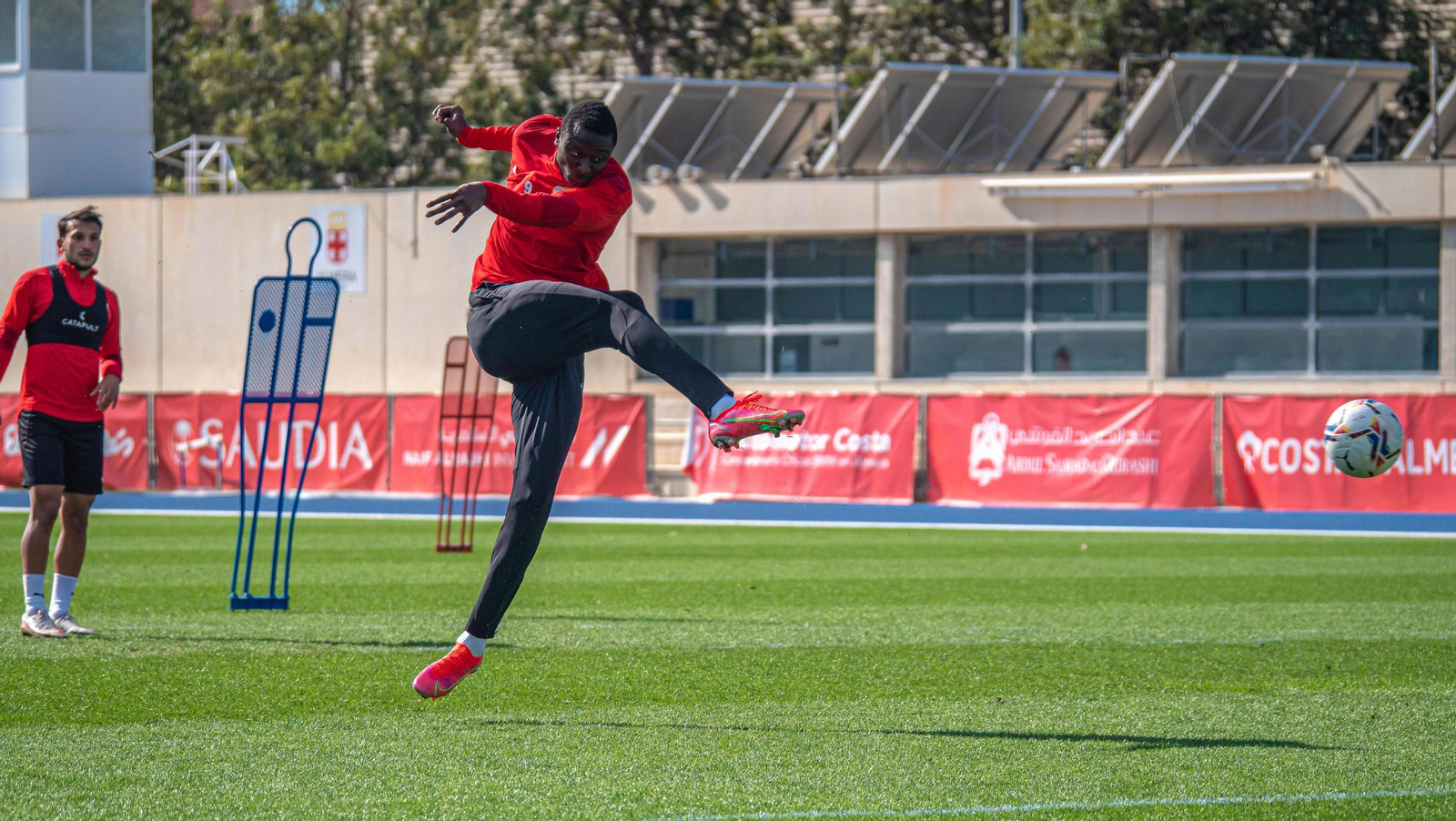 Sadiq ensaya el disparo en un entrenamiento del Almería.