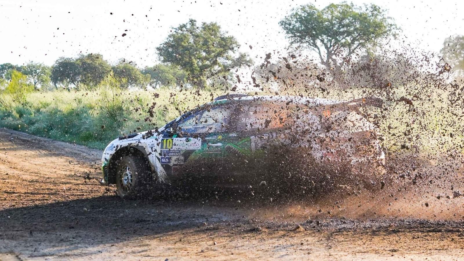 Un piloto atraviesa un tramo de barro en el Rallye de Pozoblanco.