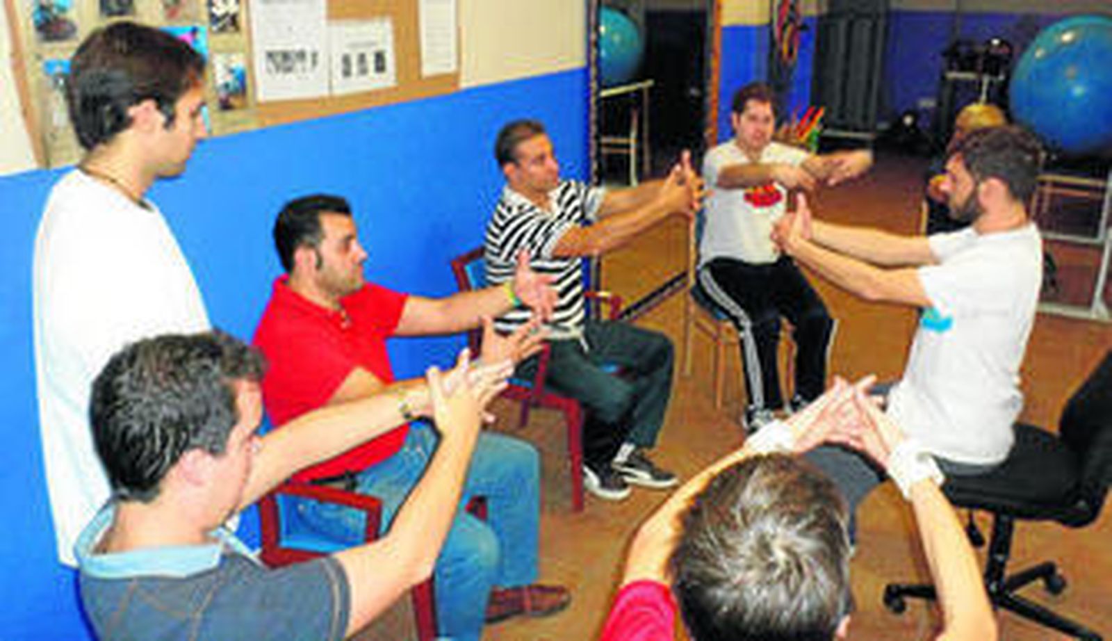 Un momento del taller de yoga y relajación realizado este viernes en la asociación Vivir, de El Ejido.