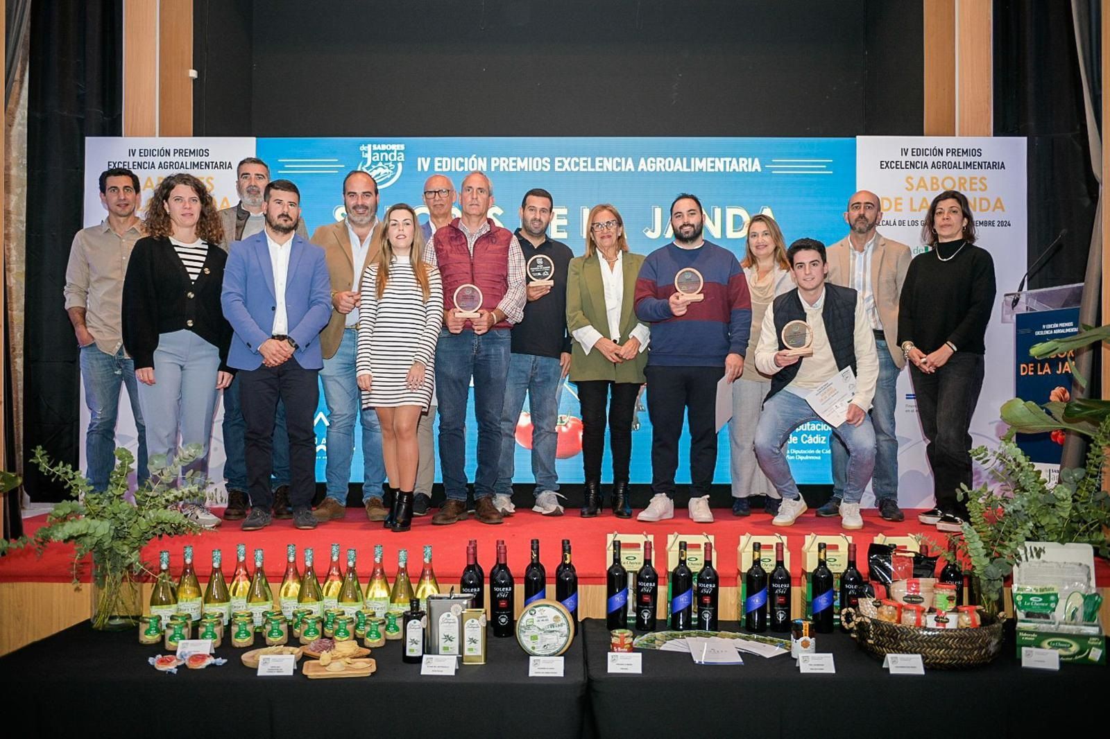 Los premiados portan sus galardones junto a los representantes institucionales