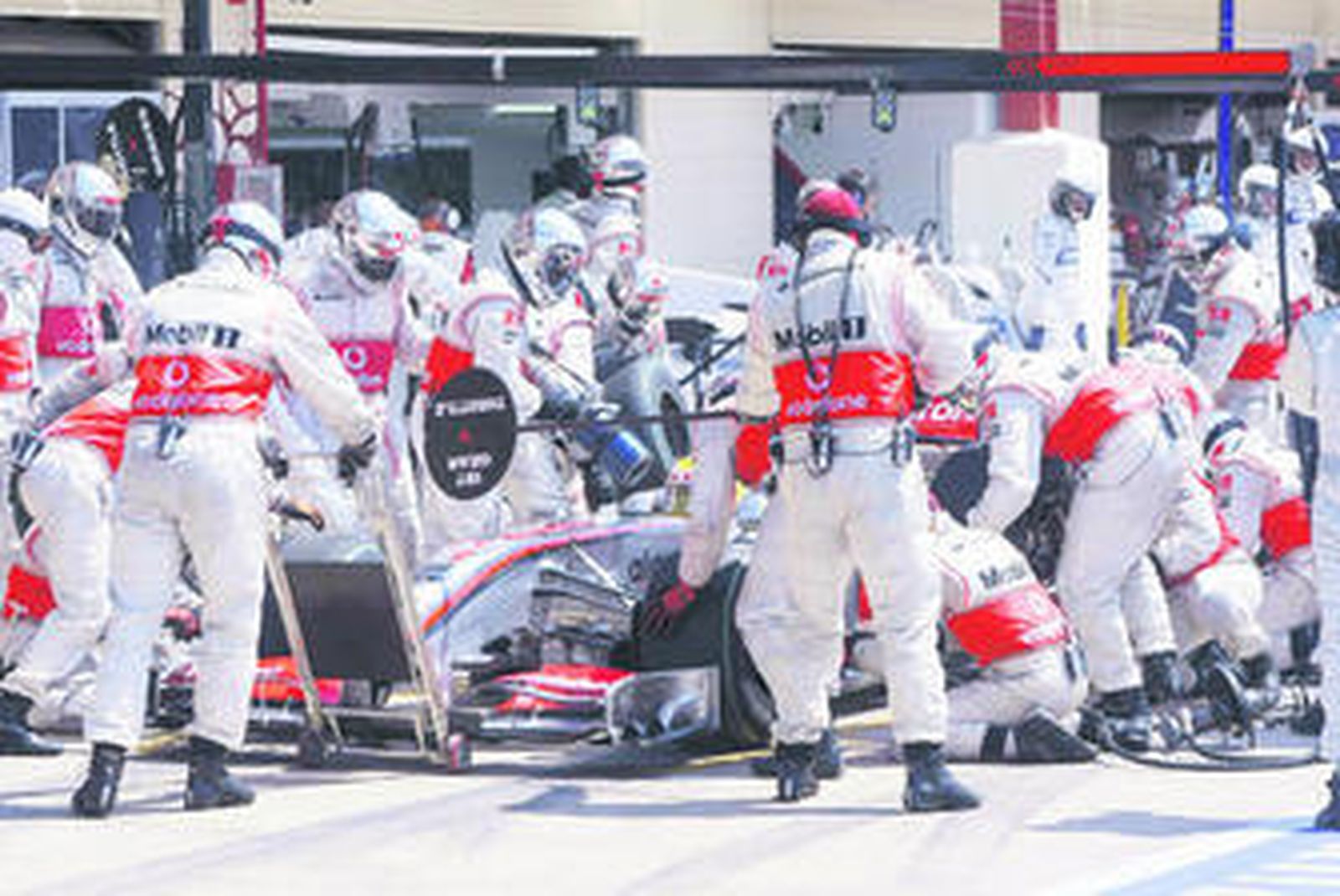 Barrichello levanta su brazo derecho en señal de victoria sobre la línea de meta del circuito de Valencia.