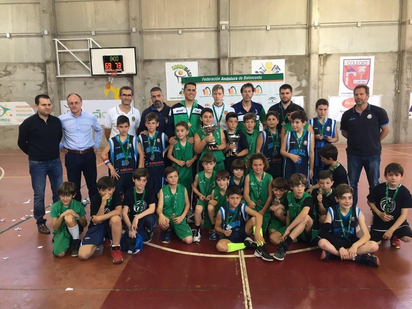 Los preminis del Cordobasket y el Bball posan juntos tras el duelo.