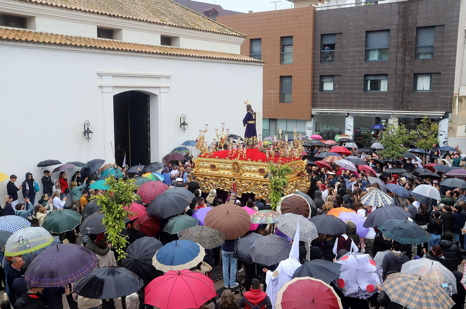 Imágenes de la procesión del Cautivo  bajo la lluvia en Huelva