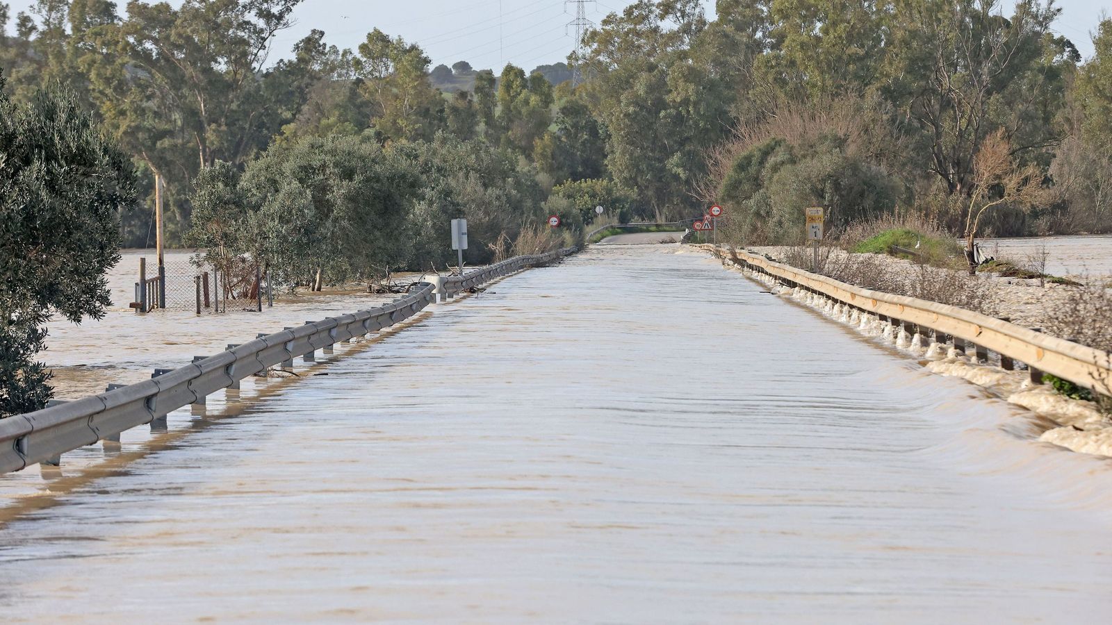 La carretera que une Rajamancera con El Torno y San Isidro, cubierta por el río Guadalete.