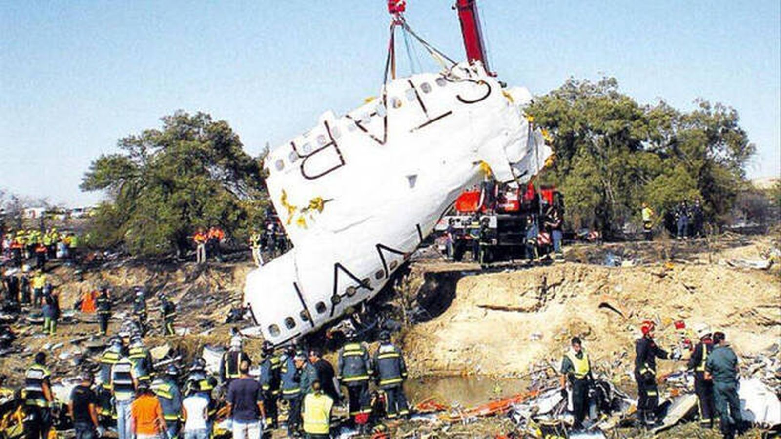 Operarios retiran una parte del avión de Spanair