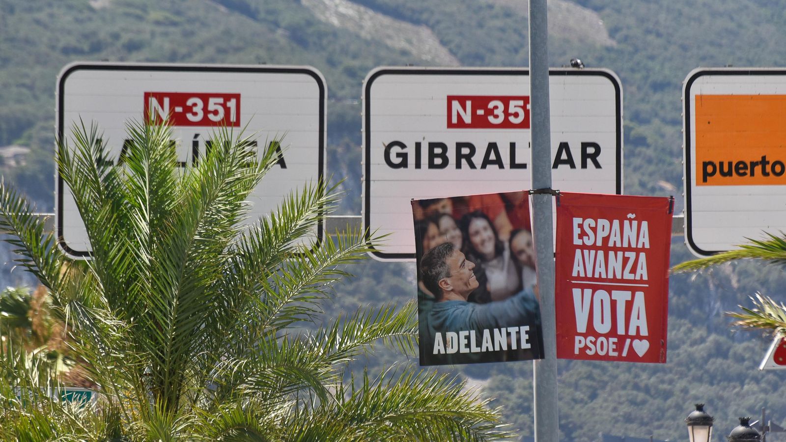 Carteles electorales en La Línea. Carteles electorales en La Línea.