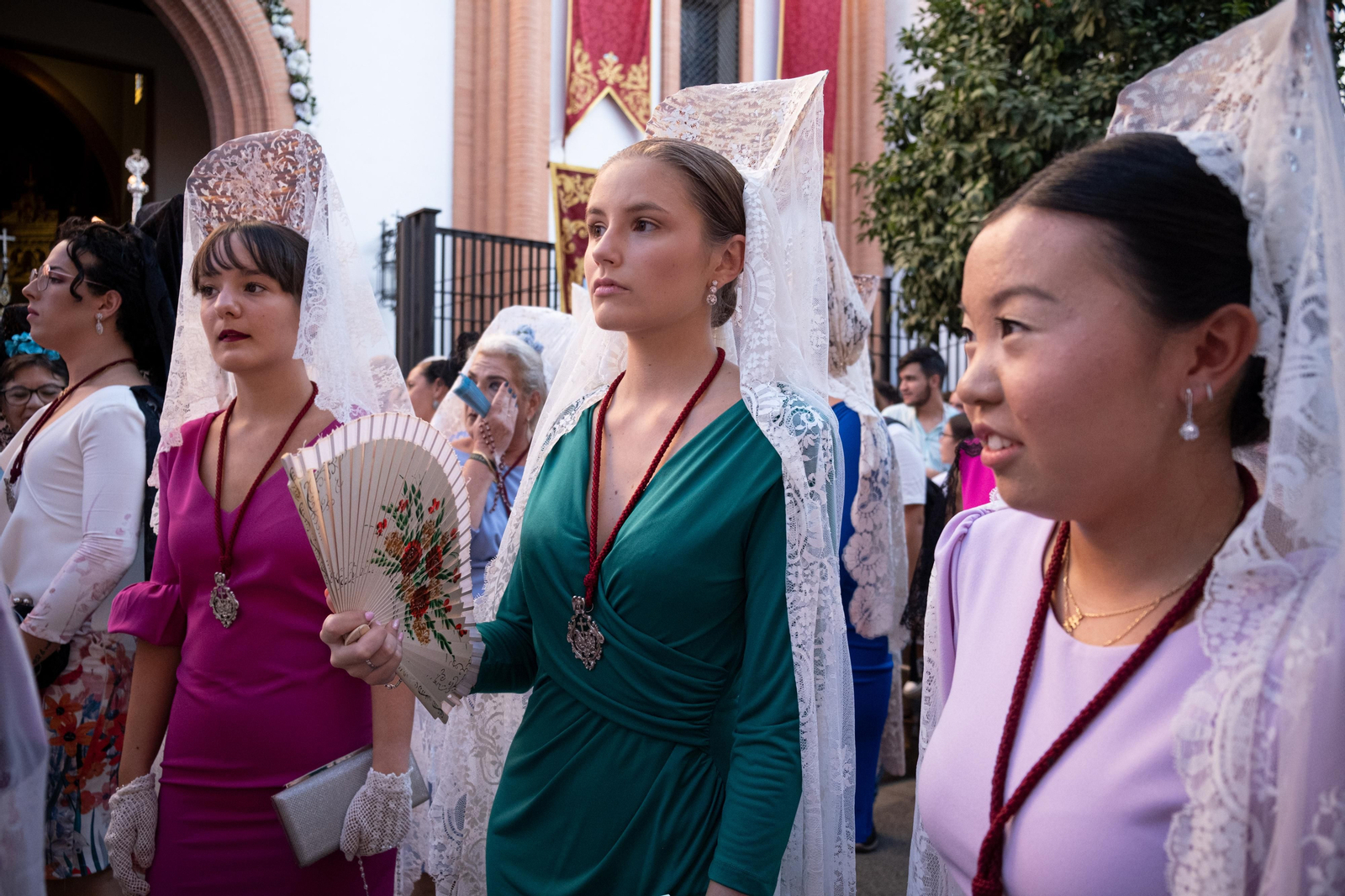 La procesión extraordinaria de la Virgen de los Dolores del Cerro del Águila, en imágenes