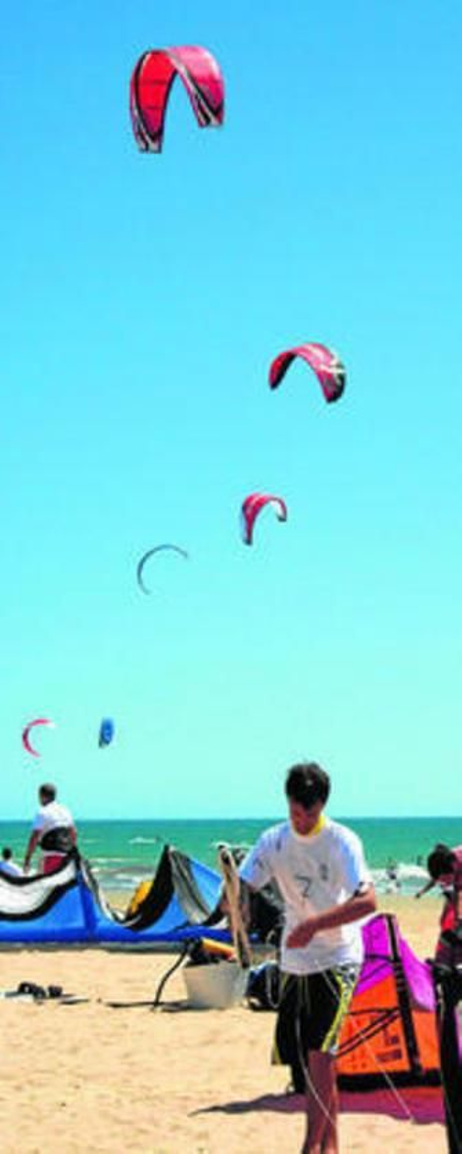 Práctica de kitesurf en Punta Umbría.