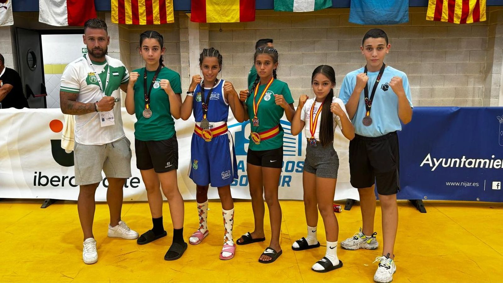 Los cinco púgiles de Don Príncipe con su técnico, el algecireño Rubén Bolaños