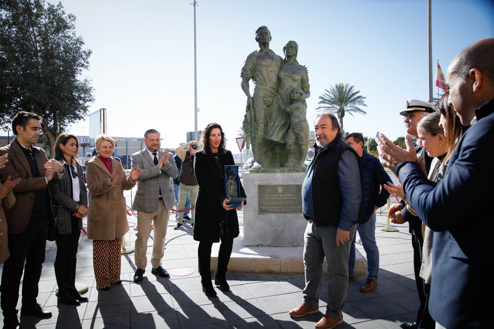 Imágenes de la inauguración sobre escultura ‘Familia Marinera’, del escultor Francisco Javier Galán, en homenaje a las familias de pescadores en Pescadería-La Chanca