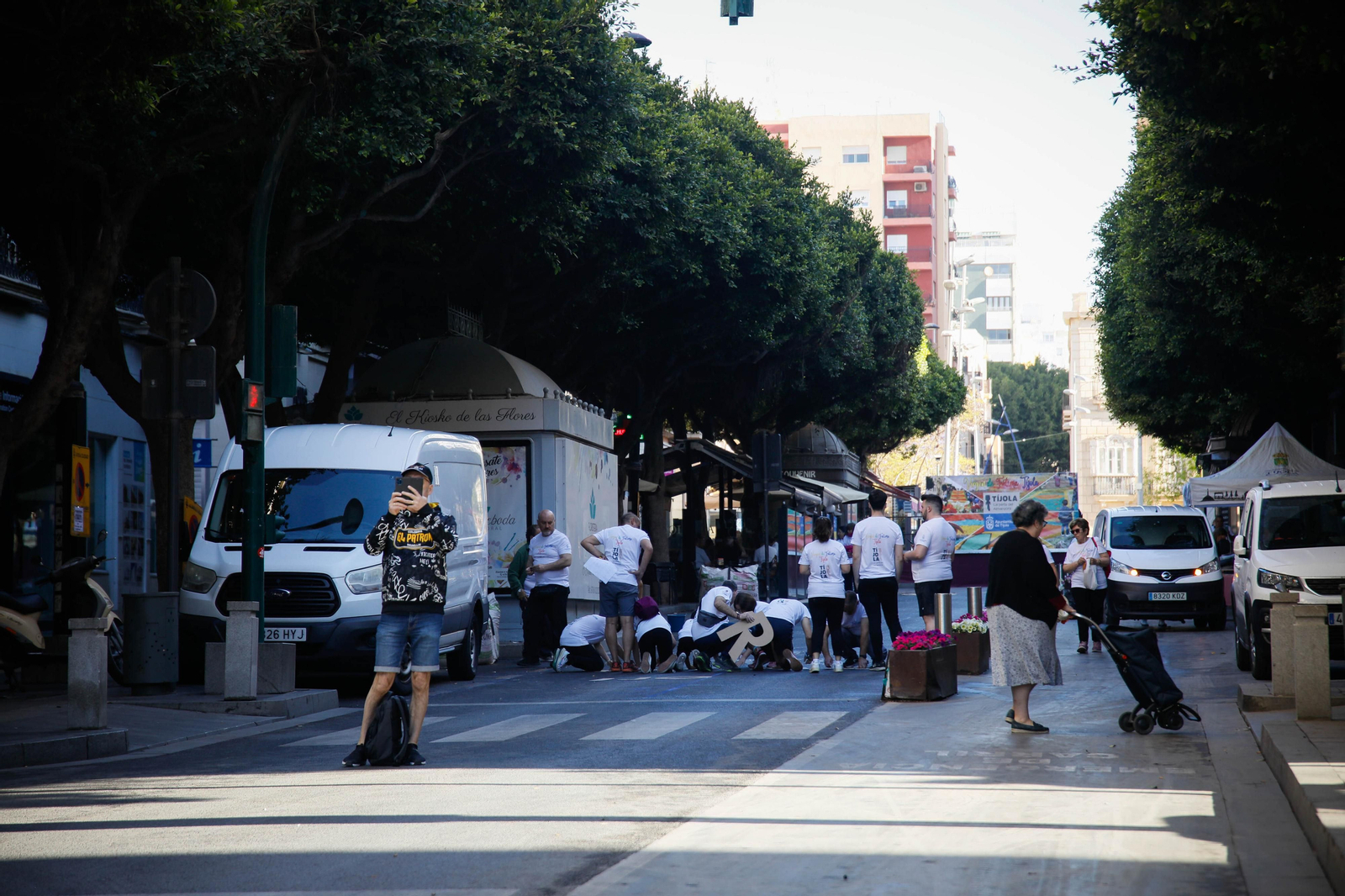 Así es la alfombra de serrín de 60 metros en el Paseo de Almería, en imágenes.