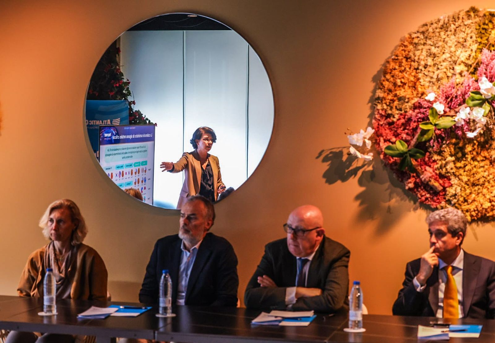 Directivos de Atlantic Copper, durante la exposición de la consejera delegada, Macarena Gutiérrez.