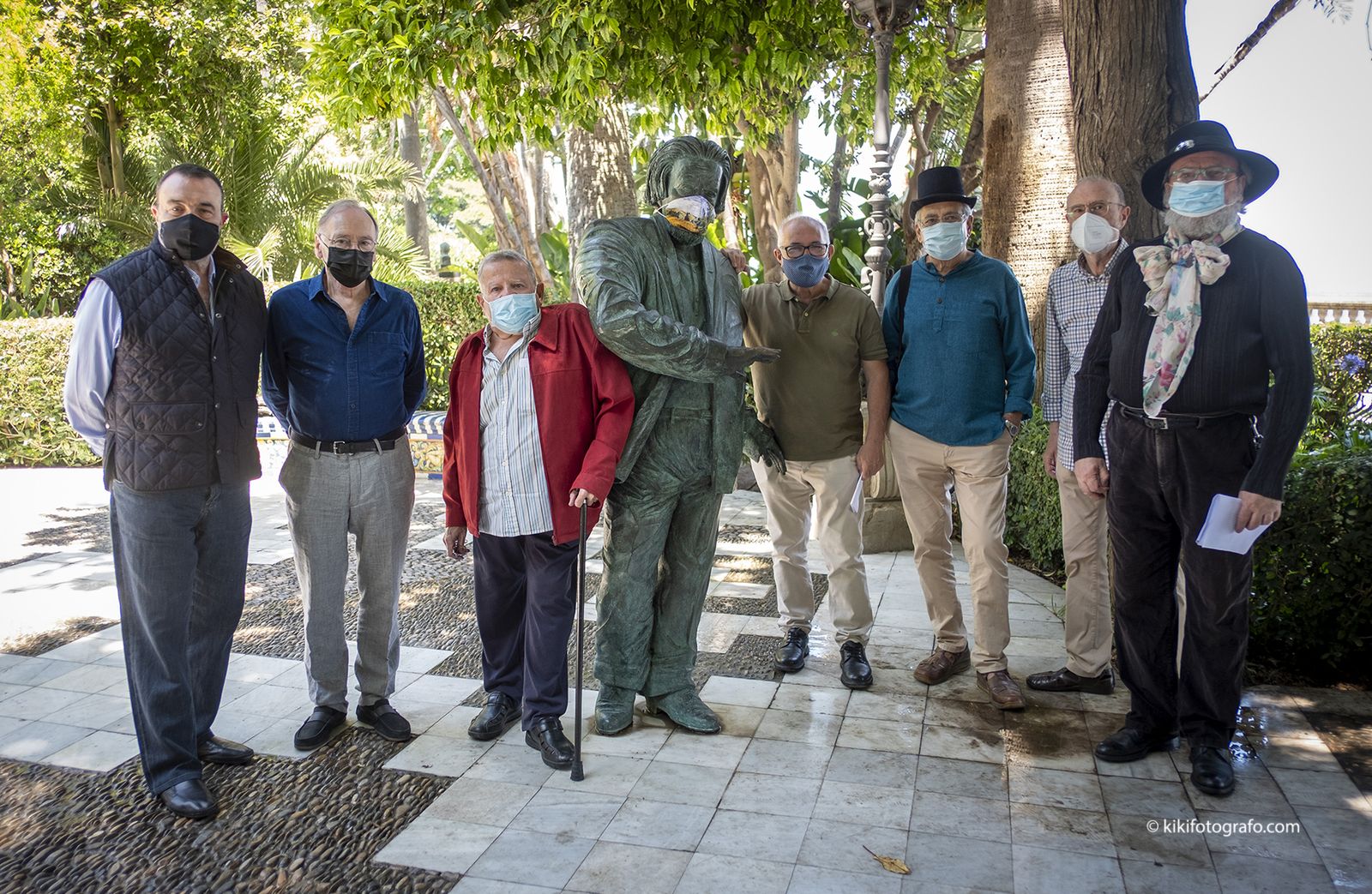 De izquierda a derecha Pedro Rivera, Juan José Gelos, Jesús Fernández Palacios, José Ramón Ripoll, Rafael Damián, Paco Sánchez y Manuel Fernández Bago, en la celebración de su aniversario en la Glorieta Carlos Edmundo de Ory de la Alameda.