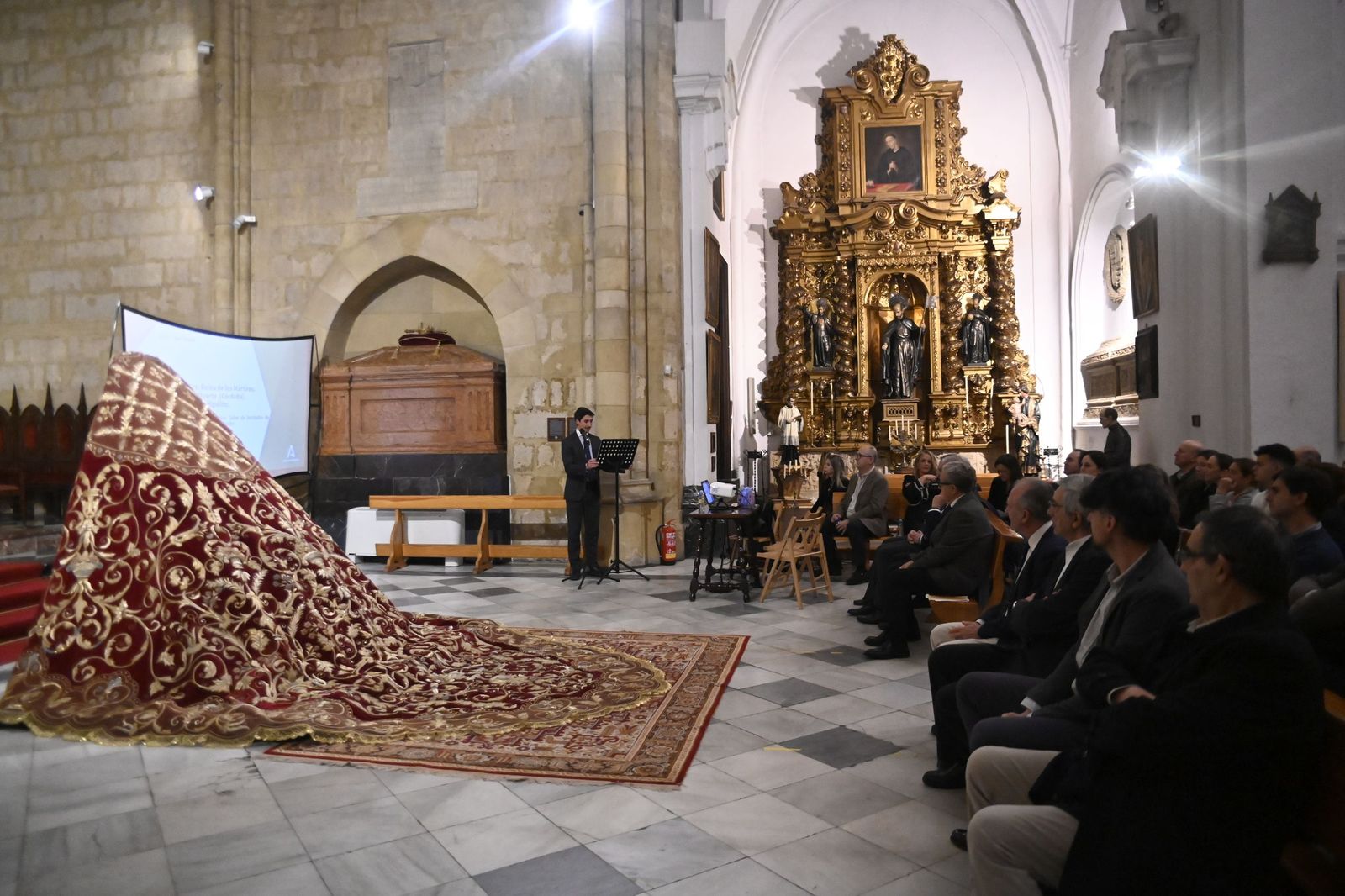 Las fotos de la presentación del manto de la Reina de los Mártires de Córdoba tras su restauración