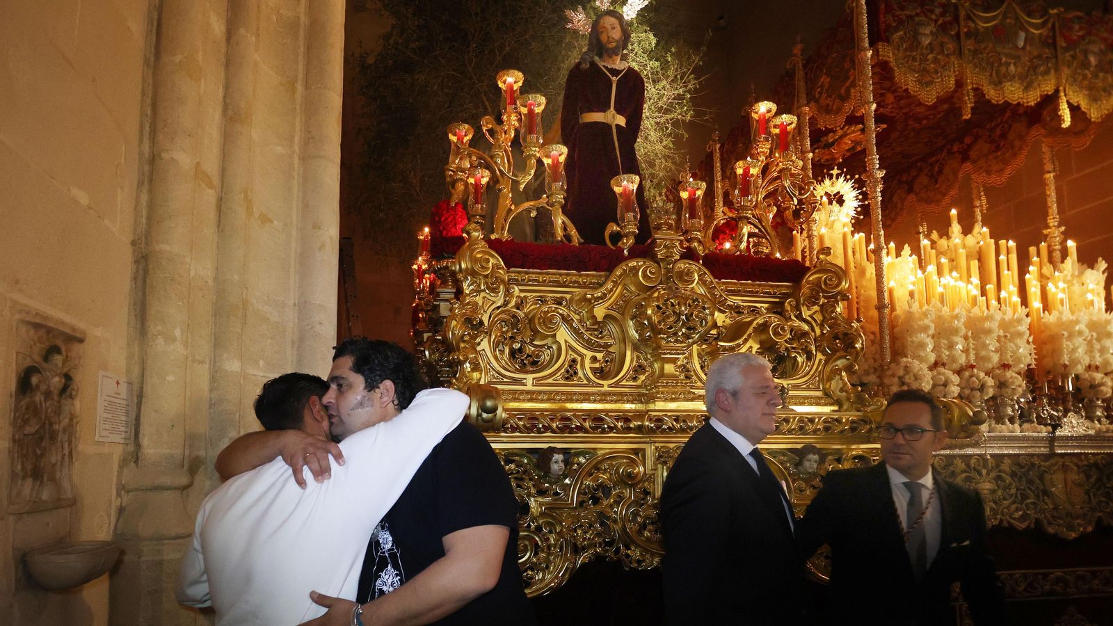 Consuelo entre hermanos del Prendimiento.