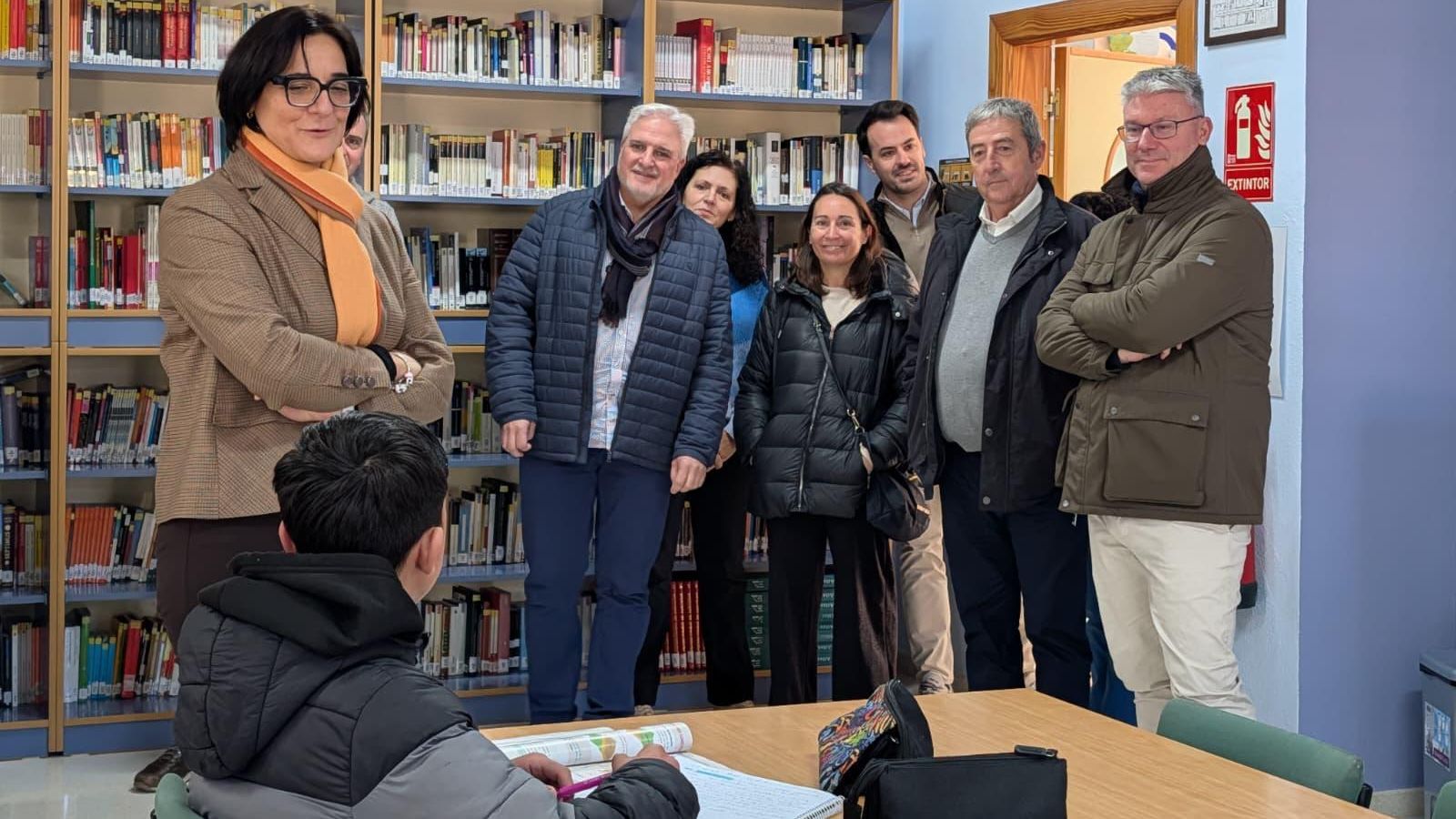 La delegada María José Martín visita el Instituto de Educación Secundaria junto al alcalde del municipio, Manuel Martínez