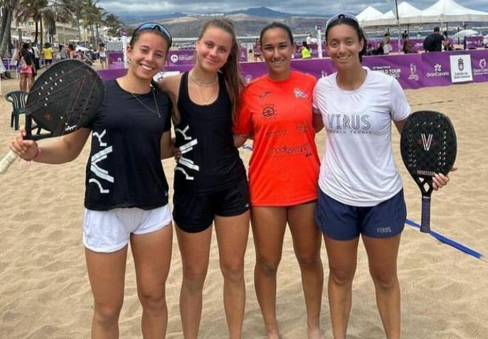 Las tenistas finalistas del dobles del ITF Sand Series Classic Gran Canaria posan durante la competición.