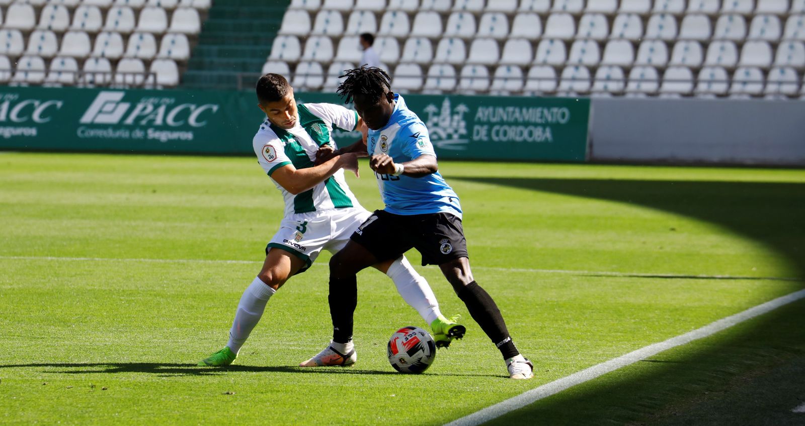 Alhassan Koroma controla el balón en la última visita de la Balona a El Arcángel.