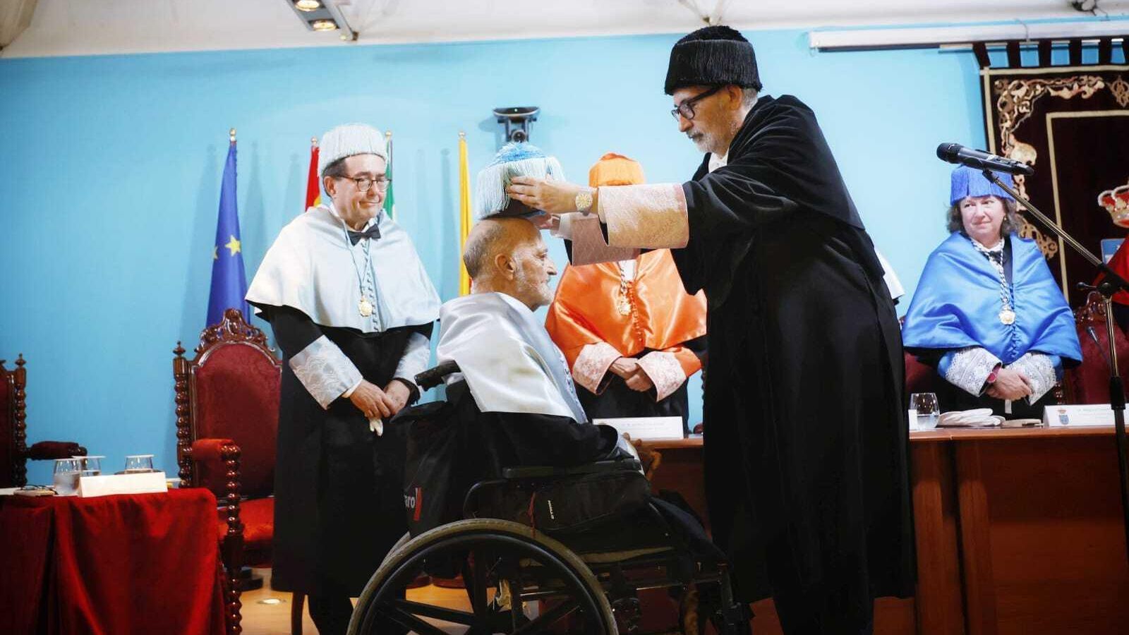 El rector de la UCA impone el birrete laureado a Francisco Giles durante la ceremonia.