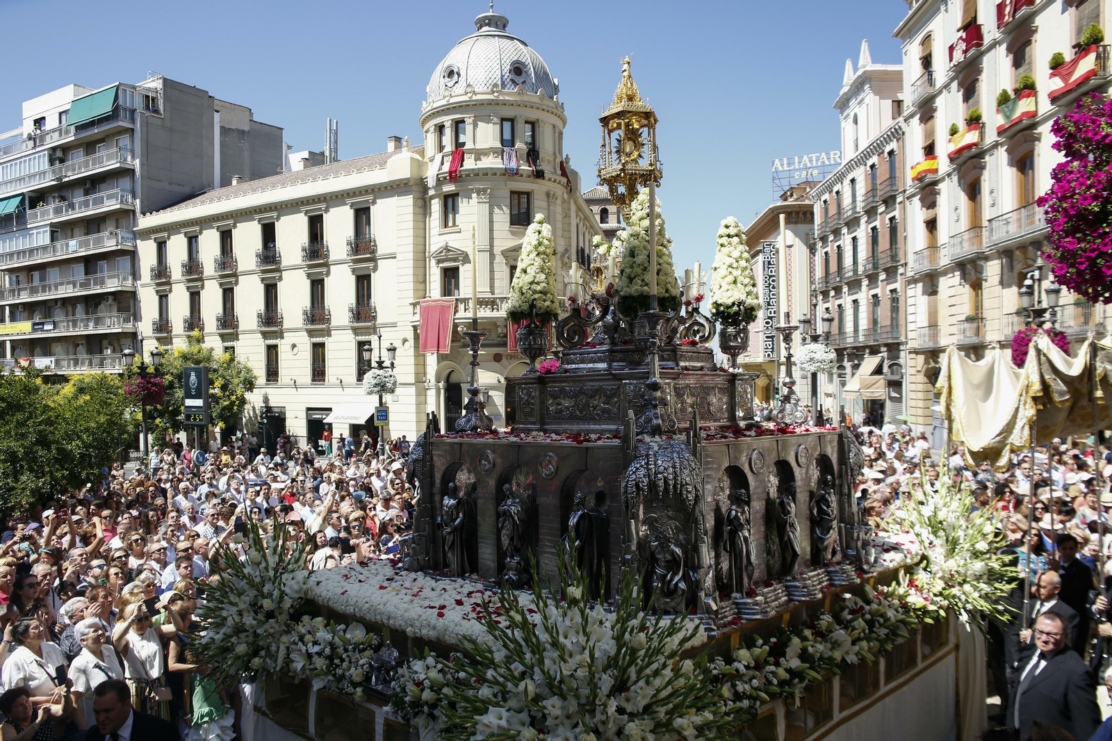 La Custodia a su entrada en Puerta Real desde Mesones.