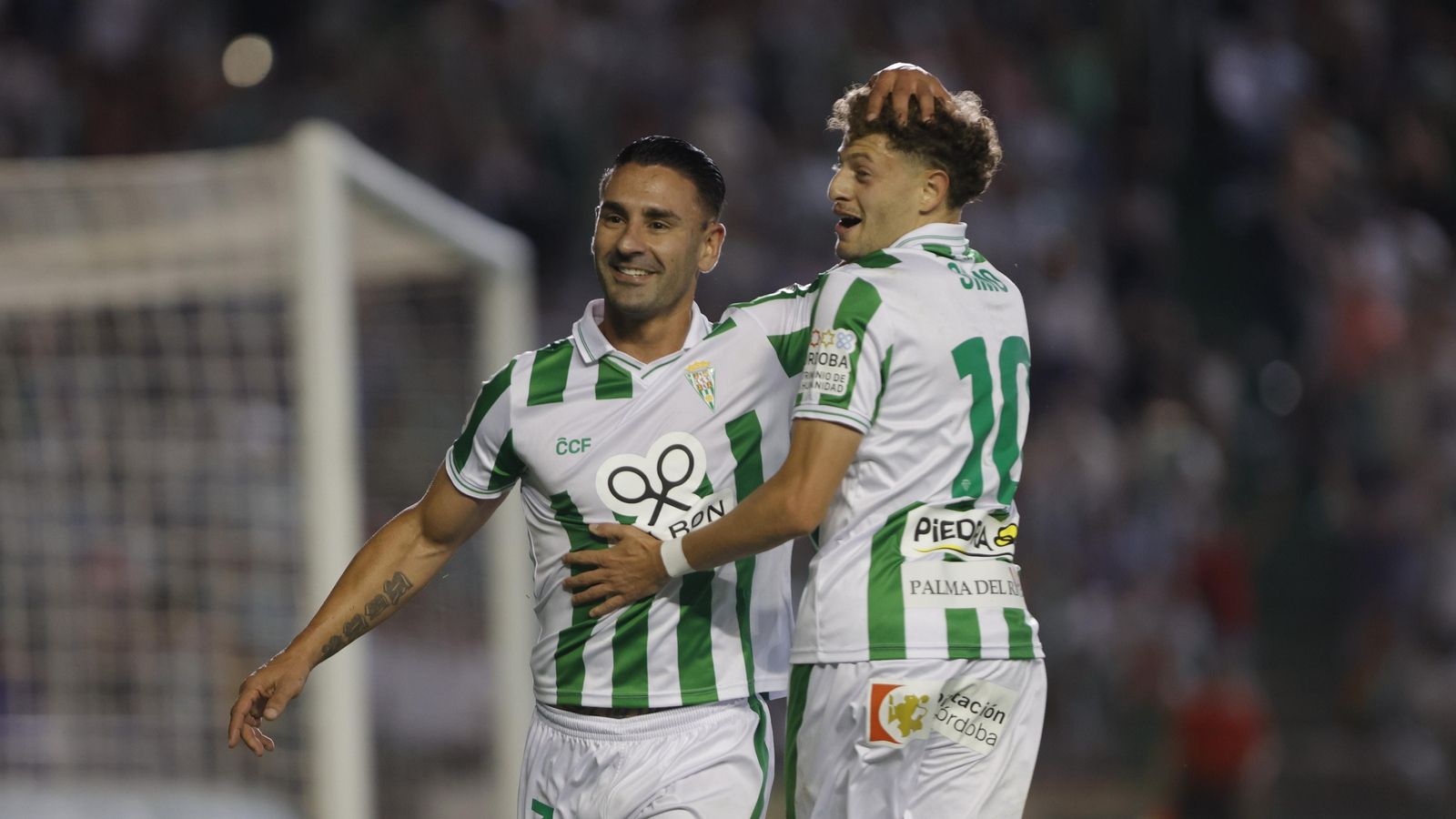 Kike Márquez celebra con Simo su gol en el Córdoba CF - Ponferradina.