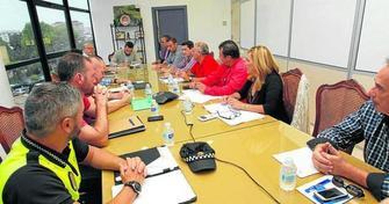 Una reunión entre el alcalde y representantes de los sindicatos.